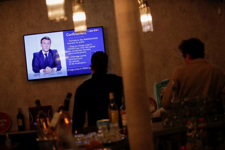 Pessoas acompanham pronunciamento de Macron em restaurante de Paris
28/10/2020
REUTERS/Benoit Tessier