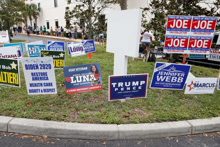 Cartazes de campanha perto de local de votação em Largo, na Flórida
21/10/2020
REUTERS/Octavio Jones