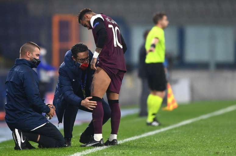 Neymar recebendo atendimento médico à beira do gramado (Foto: OZAN KOSE / AFP)