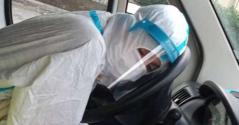A enfermeira Aurora Tocco viralizou após foto mostrar ela dormindo em ambulância em Palermo