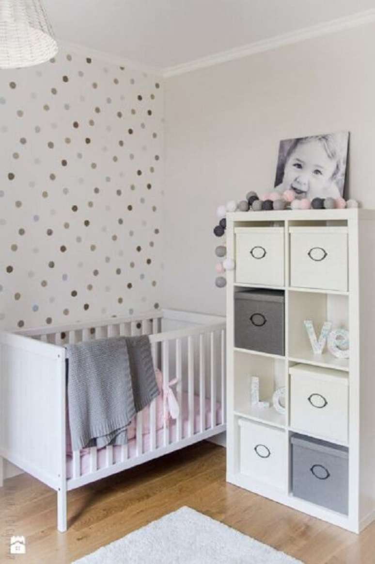 26. A estante branca para quarto de bebê com nichos serve de apoio para caixas organizadoras. Projeto Revista Viva Decora
