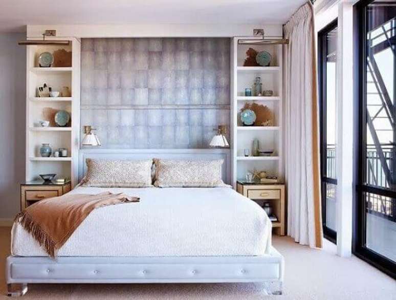 24. A estante branca para quarto de casal foi alinhada com as laterais da cama. Fonte: Pinterest