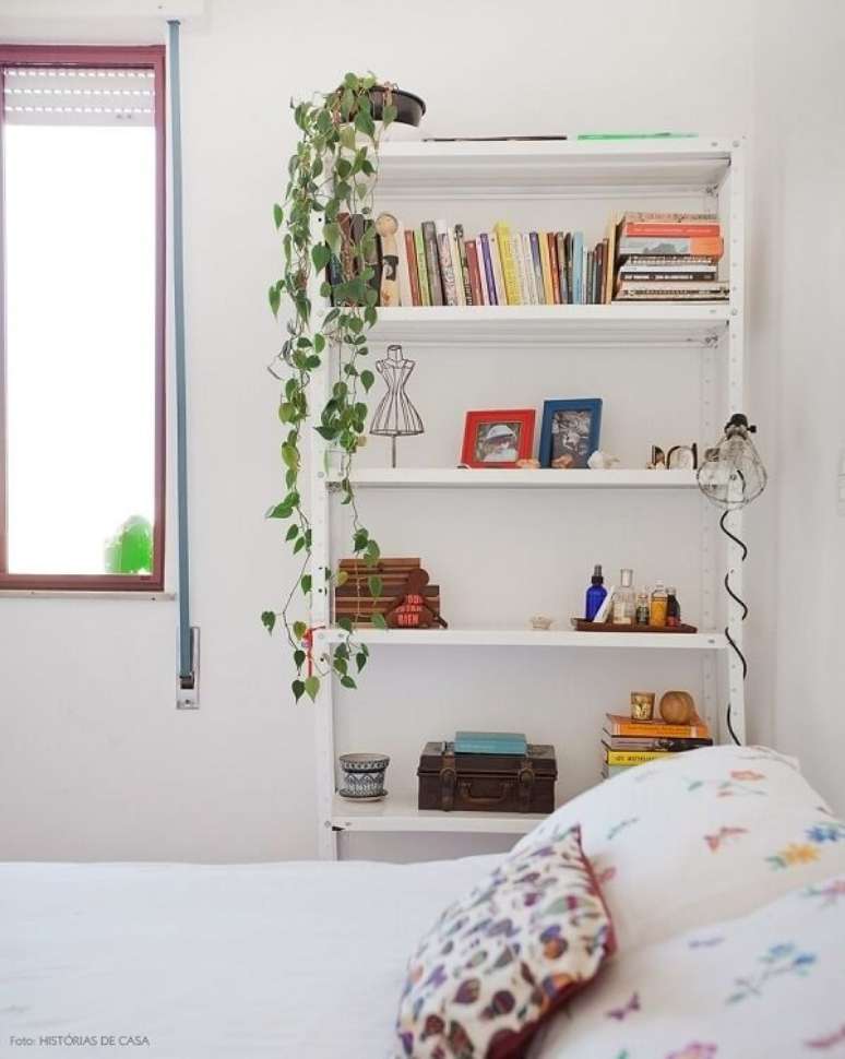 36. A estante de aço branca fica discreta na decoração do quarto. Fonte: Pinterest