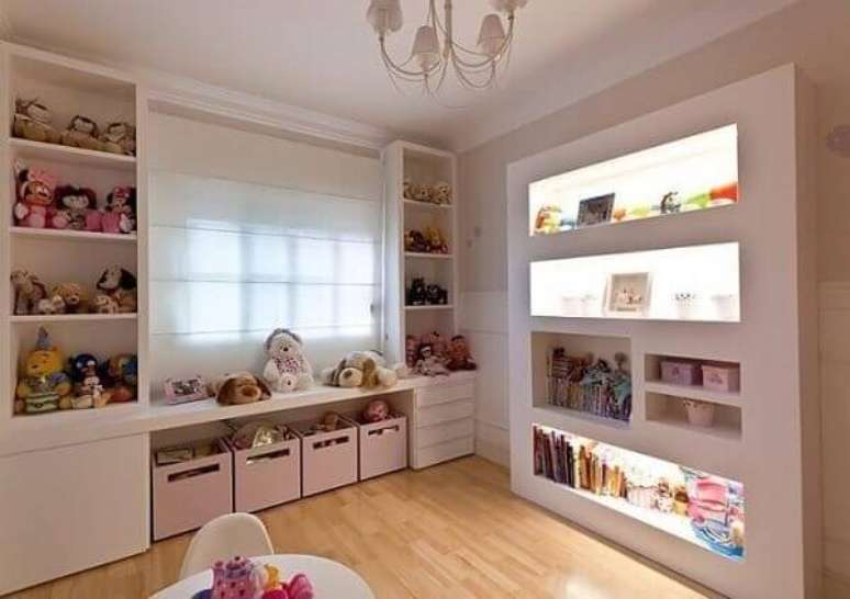 46. Aproveite as paredes para instalar estante branca no quarto infantil. Fonte: Pinterest