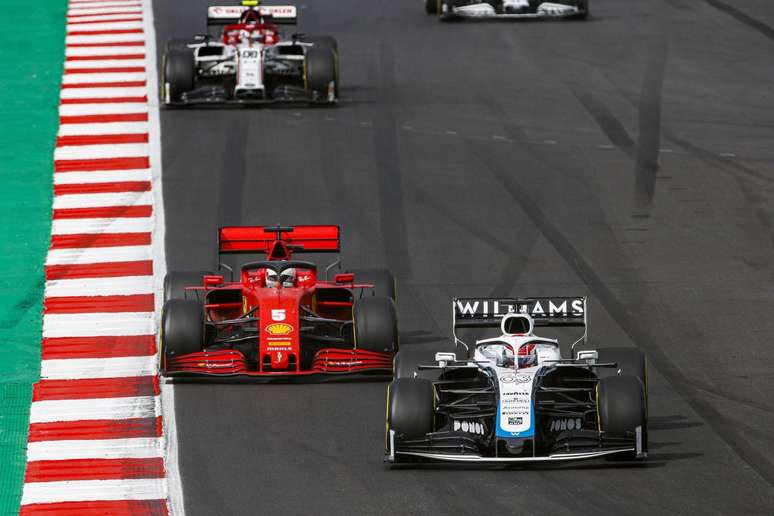 A disputa entre Sebastian Vettel e George Russell no início da corrida em Portimão 