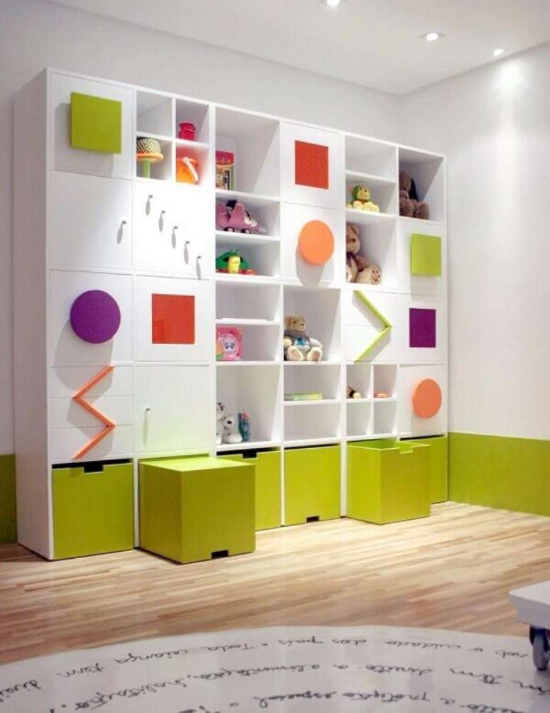 21. Estante branca com detalhes coloridos para quarto infantil. Projeto de Mar&iacute;lia Veiga