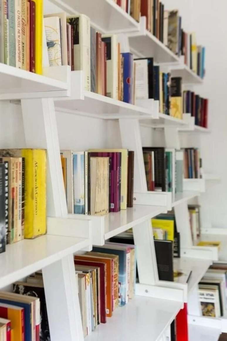 10. Estante branca para livros organizados em grupos semelhantes. Fonte: Buji Decoração