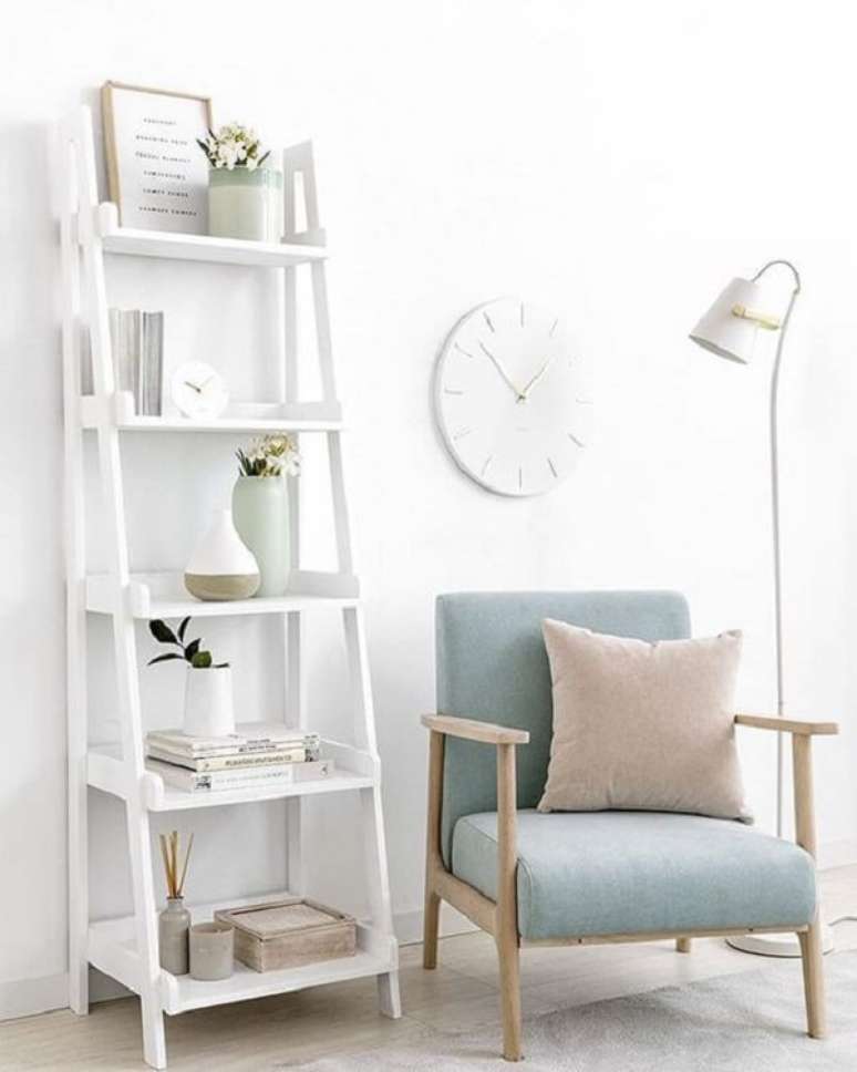 3. Modelo de estante escada branca para decoração clean. Fonte: Pinterest
