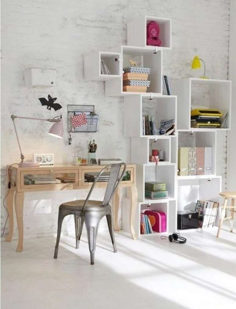 29. Modelo de estante branca com nichos para home office. Fonte: Pinterest