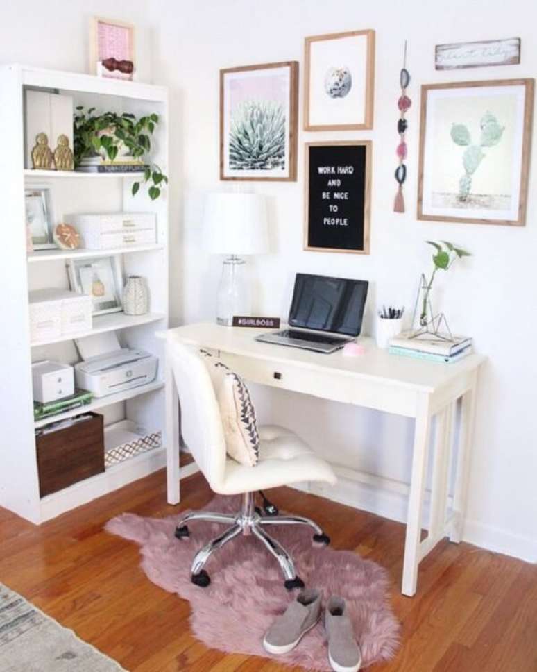 7. O acabamento da estante branca conversa com a escrivaninha do home office. Fonte: Pinterest