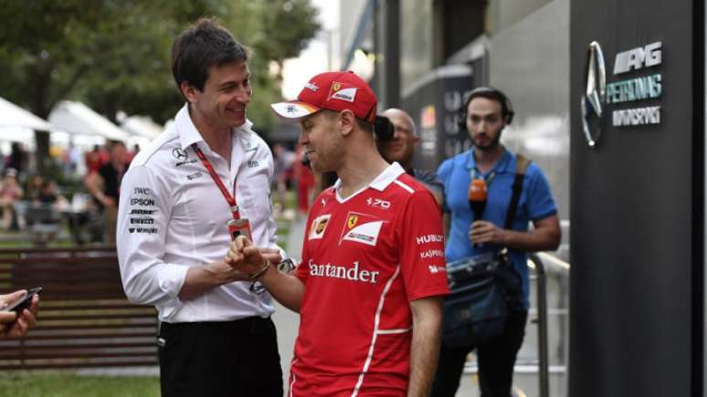 Sebastian Vettel com Toto Wolff, chefão da equipe Mercedes: mais motivos para proximidade.