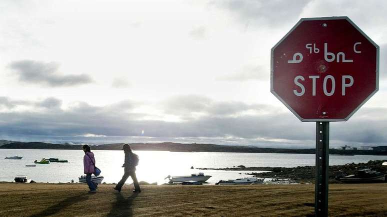 Duas crianças inuítes voltam da escola em Iqaluit