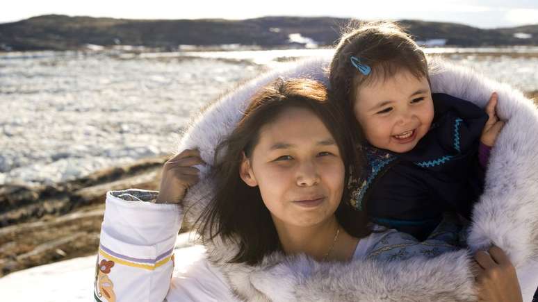 Mãe Inuit com sua filha na Ilha Baffin, Nunavut
