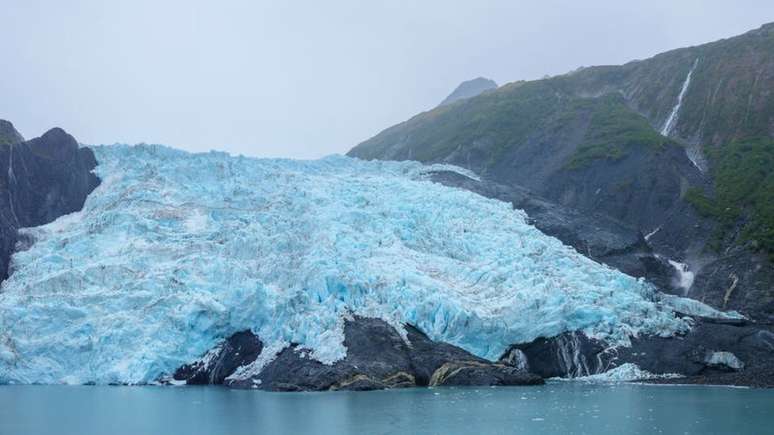 Milhões de toneladas de rocha e gelo podem deslizar para o oceano, produzindo tsunamis, em partes do Alasca