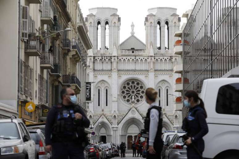Policiais em frente à Basílica de Notre-Dame, em Nice