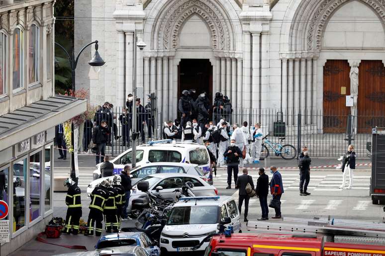Agentes de segurança isolam área após ataque em igreja de Notre Dame em Nice, na França
29/10/2020 REUTERS/Eric Gaillard