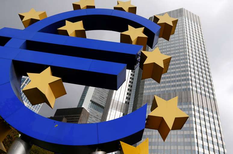Logo do euro na frente da sede do BCE em Frankfurt.  REUTERS/Ralph Orlowski/File Photo
