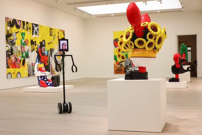 Mulher usa rob&ocirc; para interagir com exposi&ccedil;&atilde;o de arte em Londres
28/10/2020 REUTERS/Simon Dawson