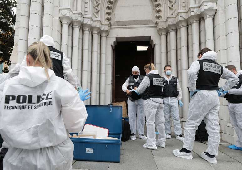 Peritos trabalham no local de ataque em Nice
29/10/2020
REUTERS/Eric Gaillard/Pool