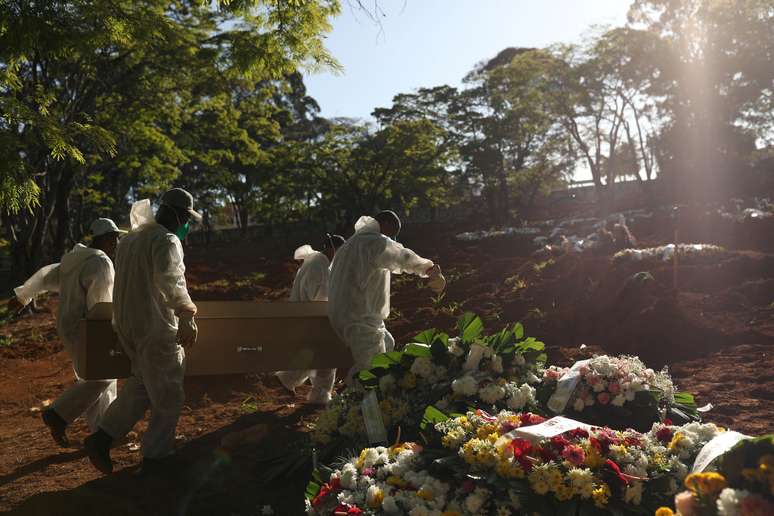 Enterro no cemitério da Vila Formosa, em São Paulo (SP), em meio à pandemia de coronavírus 
05/08/2020
REUTERS/Amanda Perobelli