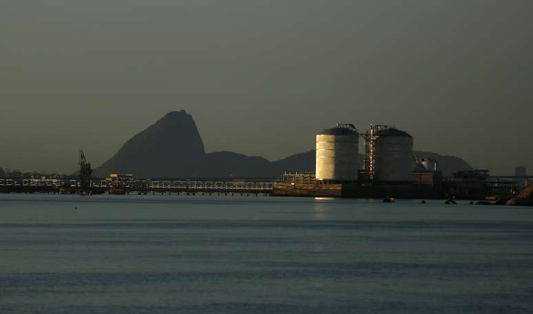 Tanques de armazenamento de gás natural na Baía de Guanabara, Rio de Janeiro 
14/11/2014
REUTERS/Pilar Olivares