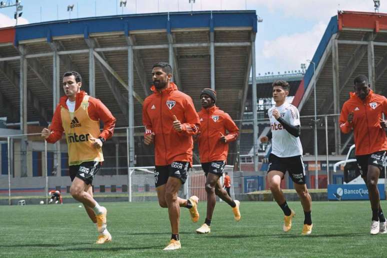Jogadores que não iniciaram a partida contra o Lanús, na última quarta, treinaram com bola no CT do San Lorenzo (Reprodução/Twitter)