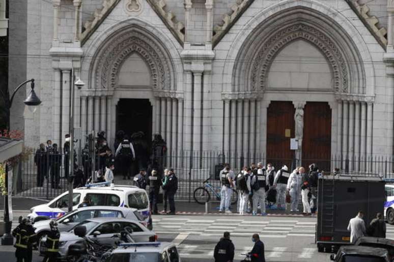 Policiais na Basílica de Notre-Dame, em Nice, na França