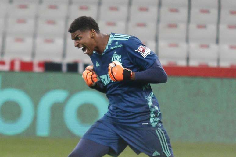  Hugo brilha, Flamengo vence o Athletico e larga na frente por uma vaga nas quartas da Copa do Brasil