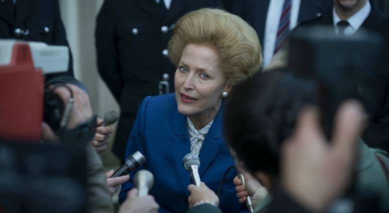 Gillian Anderson está parecida com Thatcher não apenas no visual, como também na voz, no jeito de andar e no gestual