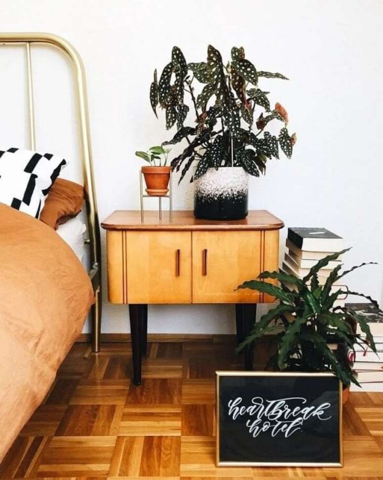 6. O quarto pode ficar ainda mais fresco e aconchegante com a presen&ccedil;a da Beg&ocirc;nia Maculata. Fonte: Pinterest