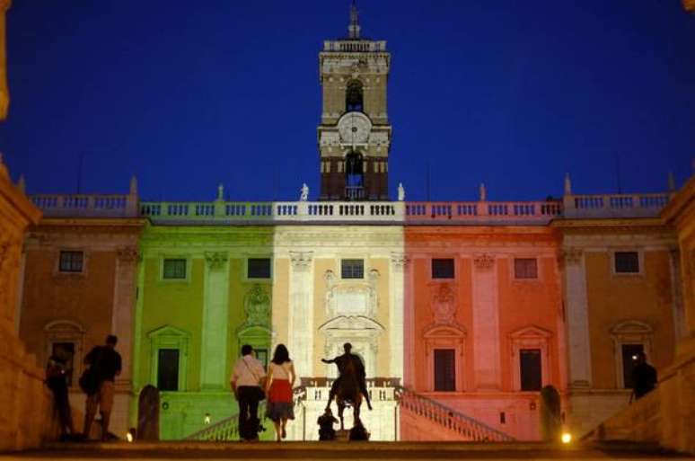 Prefeitura de Roma iluminada com as cores da bandeira italiana