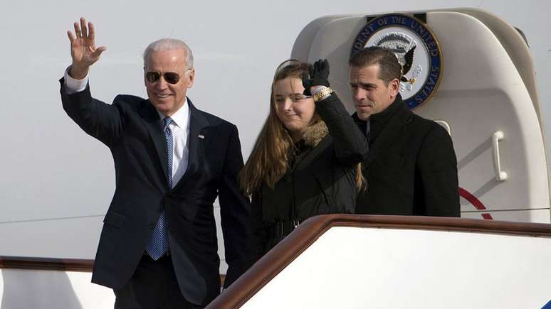 Joe Biden desembarca do Força Aérea Dois com sua neta e o filho, Hunter Biden