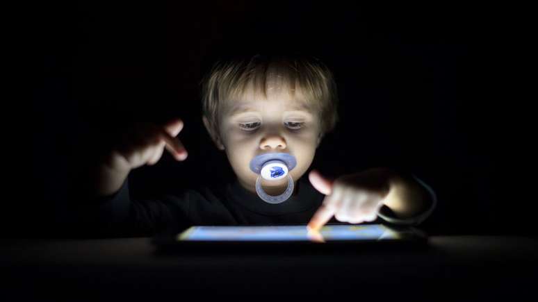 Uma criança de 2 anos passa quase três horas por dia em frente às telas, em média
