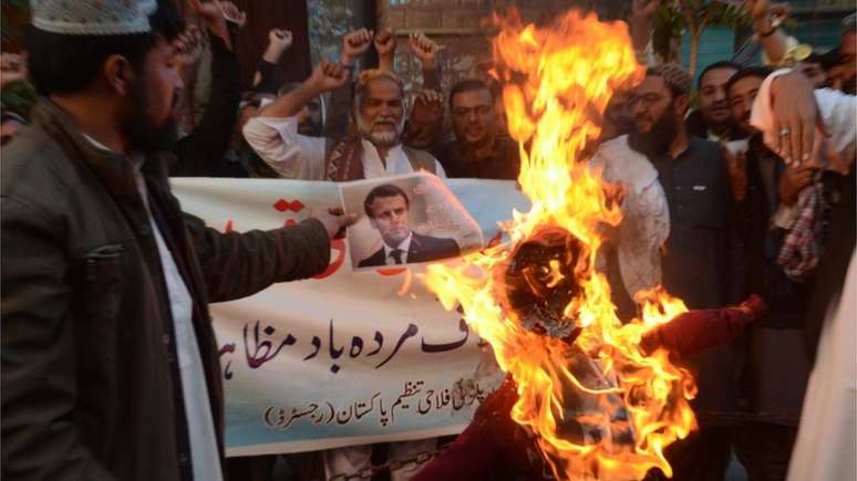 Bandeiras francesas, retratos e imagens de Macron foram queimados em protestos em todo o mundo islâmico