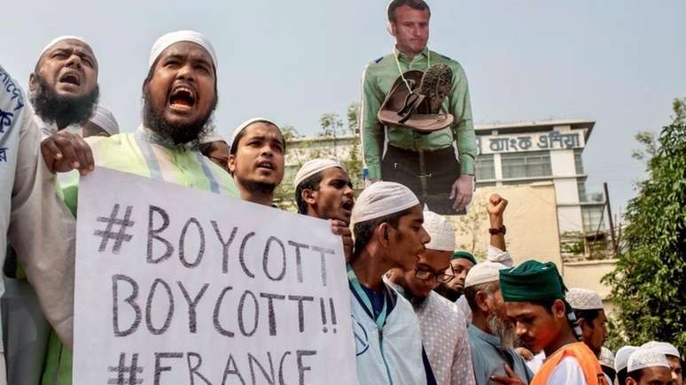 Em Bangladesh, dezenas de milhares foram às ruas para pedir um boicote aos produtos franceses e a expulsão de seus diplomatas