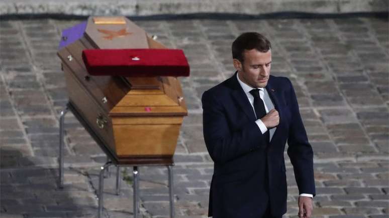 Macron prestou homenagem a Samuel Paty, o professor morto por mostrar desenhos animados de Maom&eacute; em uma aula sobre liberdade de express&atilde;o