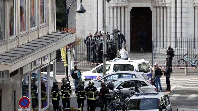 Ataque em Nice ocorre quase duas semanas após a morte de professor nos arredores de Paris