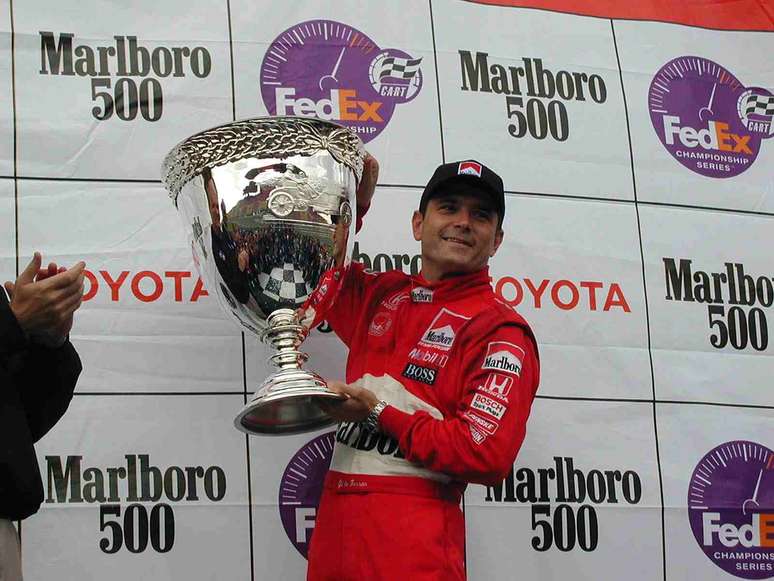 Gil de Ferran e a taça de campeão da Indy em 2000 