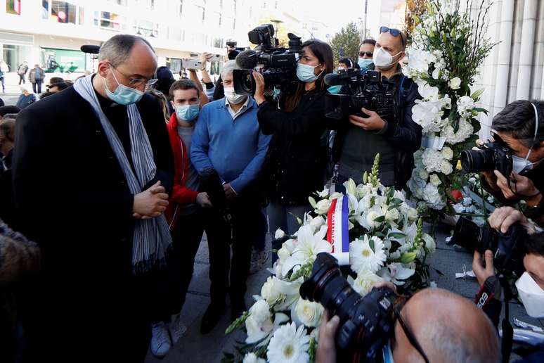 Padre Franklin Parmentier é cercado por jornalitsas enquanto presta homenagem a vítimas de ataque em igreja de Notre Dame, em Nice, na França
30/10/2020 REUTERS/Eric Gaillard