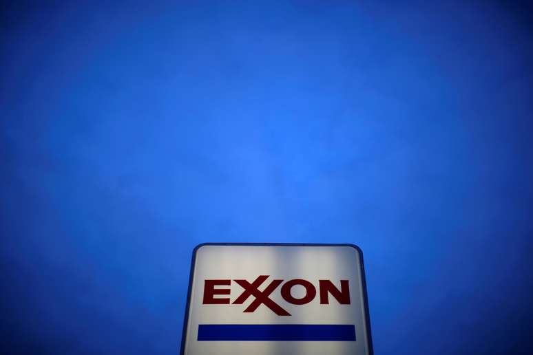 Logo da Exxon em posto de combustíveis em Chicago. REUTERS/Jim Young/File Photo