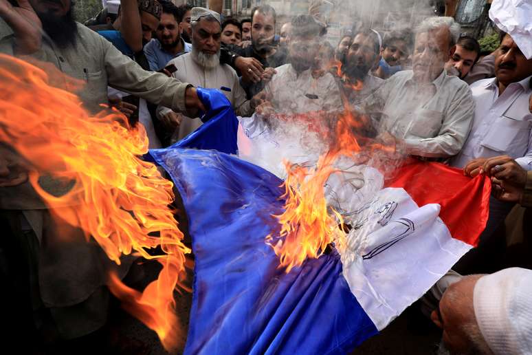 Em protesto contra presidente francês, Emmanuel Macron, manifestantes queimam bandeira fa França em Peshawar, Paquistão
28/10/2020
REUTERS/Fayaz Aziz