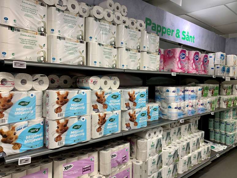 Rolos de papel higiênico em um supermercado. 28/4/2020. REUTERS/Anna Ringstrom