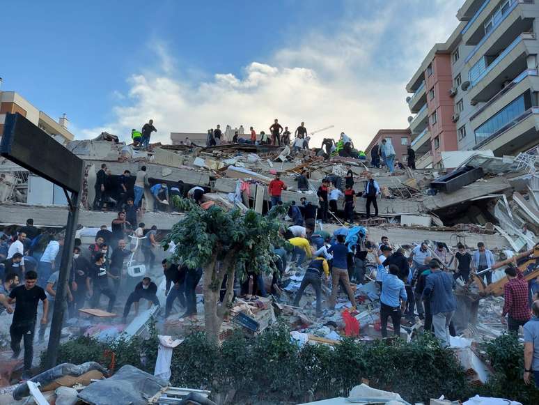 Moradores e autoridades de Izmir, na Turquia, buscam sobreviventes de desabamento de prédio após forte terremoto
30/10/2020
REUTERS/Tuncay Dersinlioglu