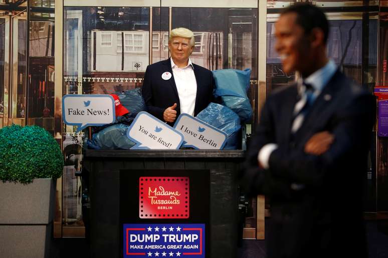 Est&aacute;tua de cera de Trump dentro do lixo, ao lado de est&aacute;tua de Obama, no Madame Tussaud de Berlim
30/10/2020
REUTERS/Michele Tantussi