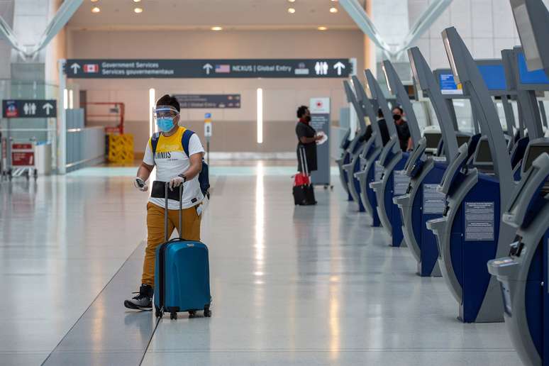 Passageiro de máscara no aeroporto de Toronto
23/06/2020
REUTERS/Carlos Osorio