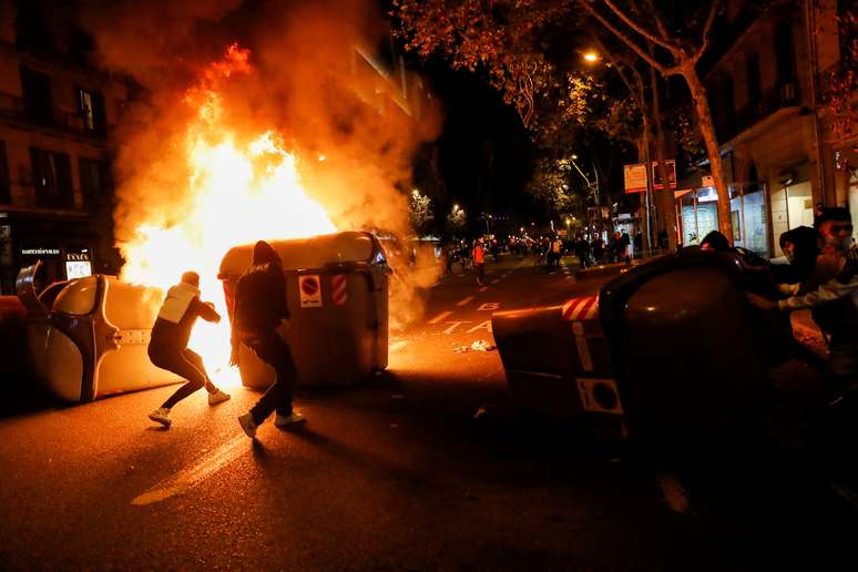 Manifestantes entram em choque com a polícia em Barcelona
30/10/2020
REUTERS/Nacho Doce