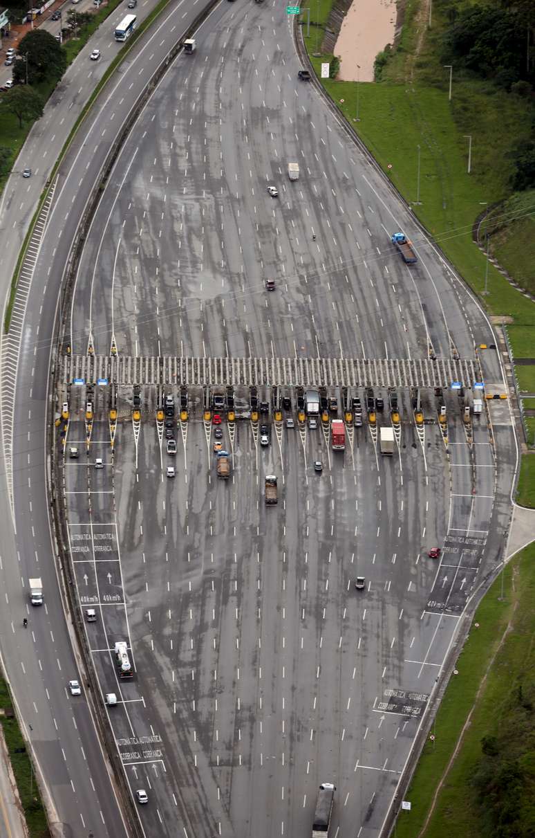 Vista de praça de pedágio numa rodovia em São Paulo. 11/3/2016. REUTERS/Paulo Whitaker