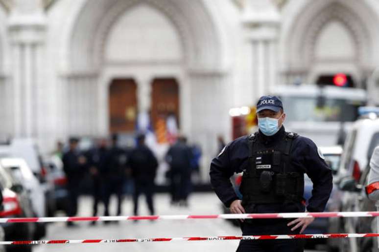 Brahim Aoussaoui mtou 3 pessoas em uma igreja francesa