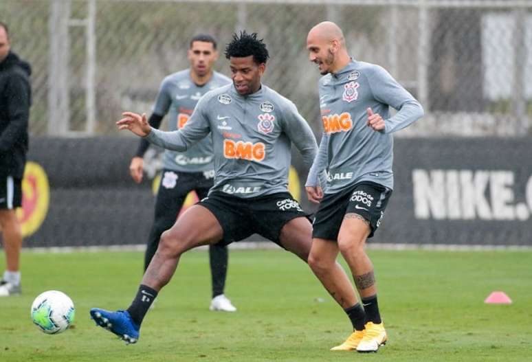 Fábio Santos e Gil devem ser titulares neste sábado diante do Internacional (Foto: Rodrigo Coca/Ag. Corinthians)