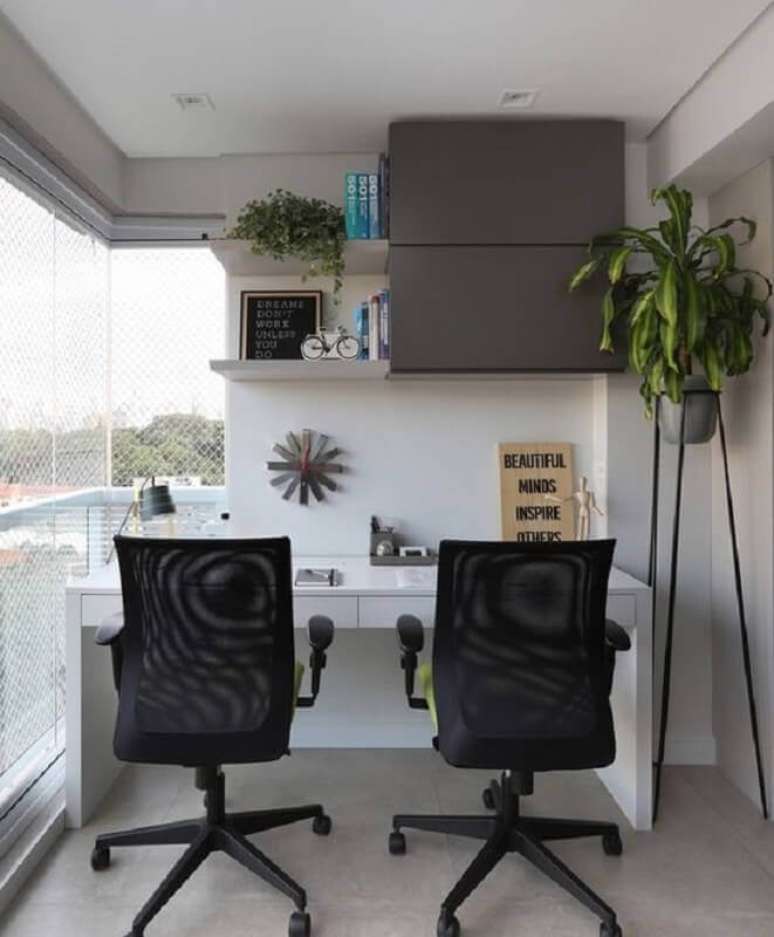11. Decoração com plantas para varanda com home office – Foto: Archilovers